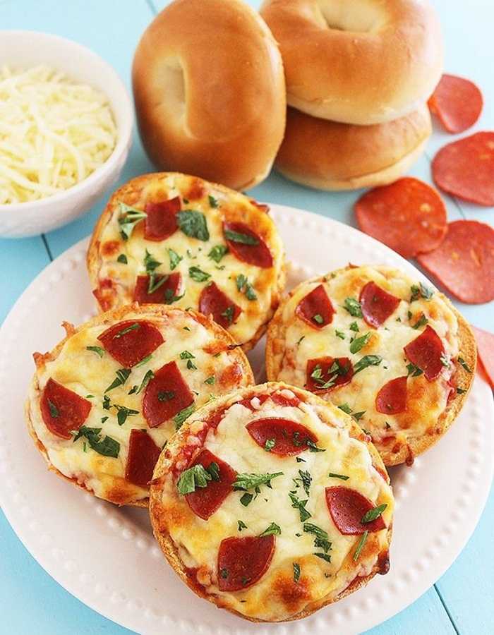 Cheesy Bagel And Chicken Pizza